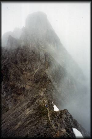 Ralph vor fasziniernder Bergkulisse nach erfolgreichem Abstieg über den Grat