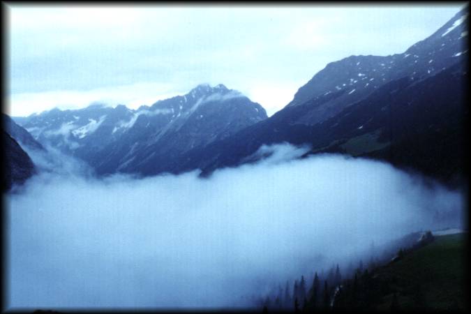 Nach einem heftigen Wolkenbruch ist eine beeindruckende Stimmung vor dem Karwendelhaus entstanden