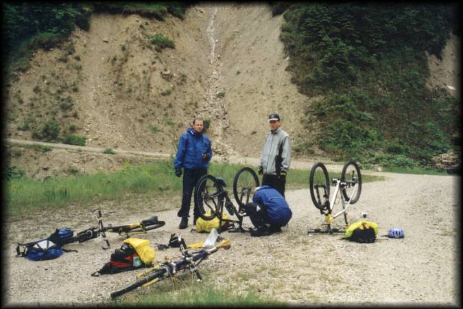 Erst hatte Karsten einen Platten, dann mußte Ralphs Bremse repariert werden und letztlich hat jeder etwas am Bike gebastelt :-)