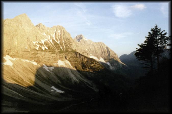 Schöner Tagesbeginn: Die Moserkarspitze und andere Berge dieser Kette von knapp unterhalb der Falkenhütte geknipst