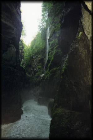 Ein tolles Naturschauspiel: Unten rauscht das Wasser entlang durch die enge Klamm und von oben stürzt der Wasserfall hinab