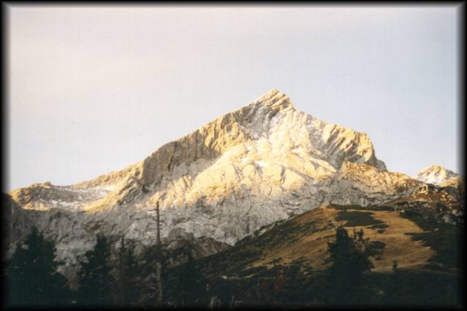 Die beeindruckende Alpspitze, die ich am Vortag erklommen habe, reflektiert die ersten Sonnenstrahlen des Tages