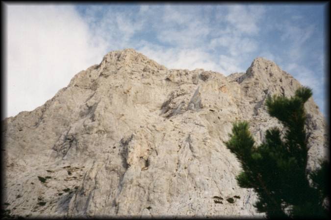 Beeindruckende Felswand mit dem Gerberkreuz - einen Aufstieg scheint es jedoch von dieser Seite nicht zu geben ...