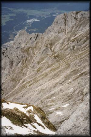 Über den Karwendelsteig gelangt man auch ohne Seilbahn zum Gipfel - und oben ist man dann auch schon aufgewärmt :-)