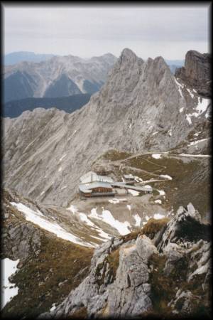 Die Bergstation der Karwendelbahn am Fuße der Westlichen Karwendelspitze (2385 m)