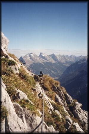 Herrlicher Blick ins Karwendeltal - die Bergdohle scheint die Aussicht ebenfalls zu genießen :-)
