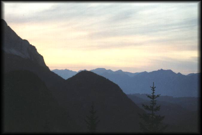 Den Blick in die Ferne schweifen lassen - Abenddämmerung von der Terrasse der Brunnsteinhütte aus