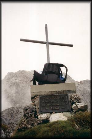 Inschrift am Predigtstuhl: Zum Gedenken an alle verstorbenen Bergwachtkameraden - 1963