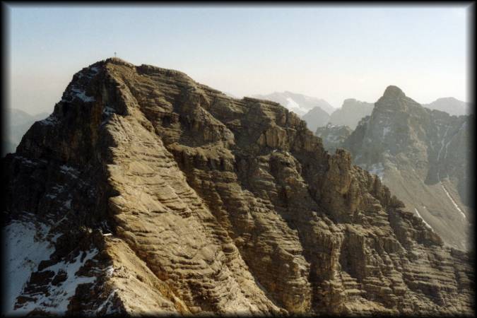 Birkkarspitze: Vom Gipfelkreuz in der Falllinie 100 hm tiefer liegt in der Scharte das  vor wenigen Jahren neu errichtete Notbiwak