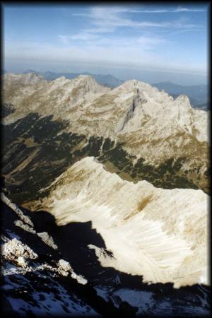 Tiefblick ins Schlauchkar, zum Hochalmkreuz, zur östlichen Karwendelspitze und ins grüne Karwendeltal