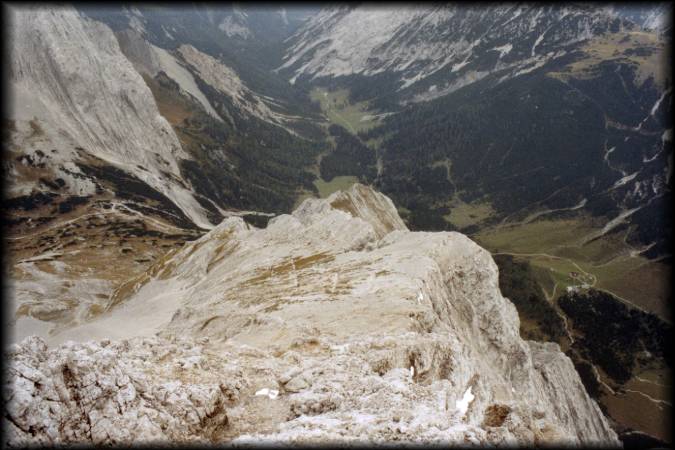 Kraxeln mit Tiefblick-Garantie:  Aufstieg zur Speckkarspitze mit Blick ins Karwendeltal