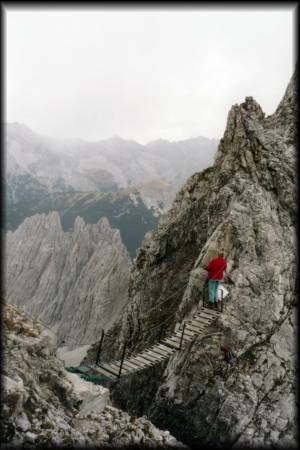 Die Pendelbrücke am Innsbrucker Klettersteig war gar nicht so wild. Spannender war die Frage, warum der Typ das Schild abmontierte?!?