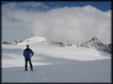 Wunderbarer Blick über den Kesselwandferner zum schneebedeckten Fluchtkogel und rechts zur Kesselwandspitze 