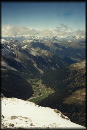 Sehr schöner Tiefblick vom Hinteren Schöneck - 1500 m (!) oberhalb des Suldentals