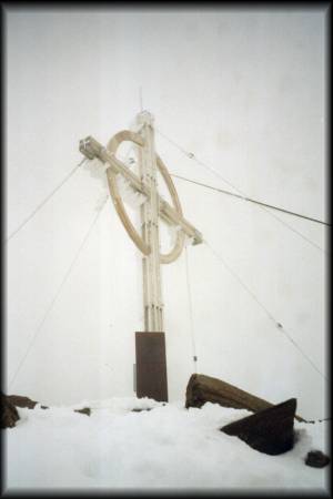 Tiefster Winter an der Tschenglser Hochwand (3375 m) - die dicken Eiszapfen am Kreuz sagen alles ...