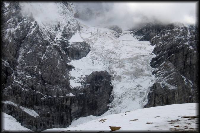 Tschak, tschak: Mit zwei geeigneten Eispickeln bewaffnet könnte man vermutlich diese Gletscherzunge  bei der Schaubachhütte raufkraxeln ...