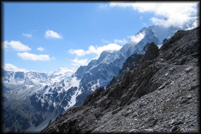 Faszinierende Aussicht beim Abstieg zur Tabarettahütte: Hinten der Monte Cevedale, vorne der Marltgrat zum Ortlergipfel
