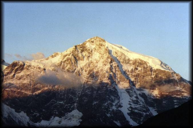 So konnte der Tag losgehen: Der Morgen an der Düsseldorfer Hütte begann mit einem herrlichen Blick zum wolkenfreien Ortler-Gipfel