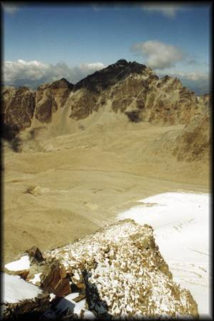 Blick zur Tschenglser Hochwand beim Abstieg über die Reinstadler-Route: 2001 zur gleichen Zeit war noch fast alles voller Schnee ...