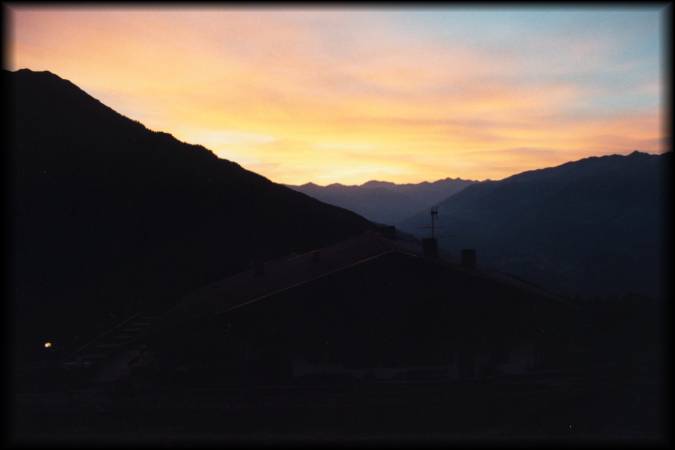 Tagesende an der Tarscher Alm: Der Beginn eines wunderschönen Sonnenuntergangs mit Blick Richtung Ötztaler Alpen