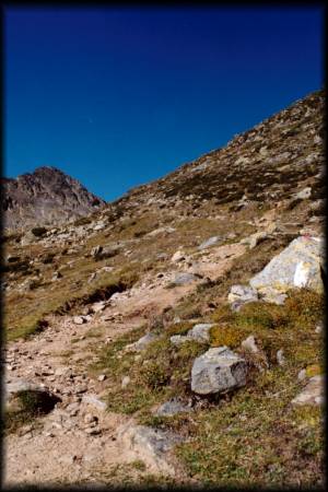 Der Trail vom Tarscher Paß wird vielfach per pedes zurückgelegt, aber es gibt auch einige nette Fahrstücke in der kargen Felslandschaft
