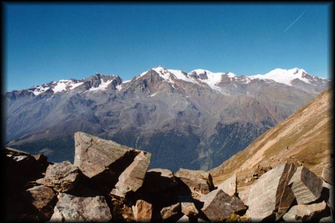 Am Passo Cercena auf knapp 2600 m gibt's zur Belhnung für die Anstrengungen ein tolles Panorama in die Cevedalegruppe