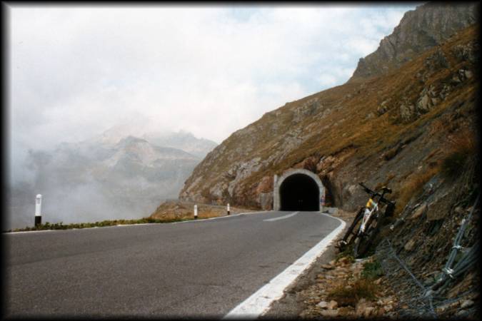 Bei der relativ erholsamen Kurbelei zum Passo Gavia sollte man diesen Straßentunnel linker Hand auf nettem Schotterweg umfahren