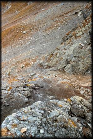 Schlüsselstelle hinab ins Valle dello Zebru: Bei diesem kurzen Steilstück mit Drahtsicherung sind Trittsicherheit und Balance gefragt