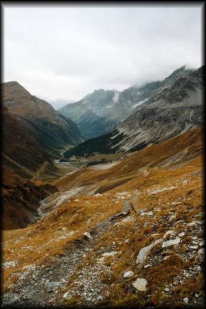 Anspruchsvoller Downhill auf dem 30er Weg: Nach dem steilen Abstieg zu Beginn wird der Trail ins Valle dello Zebru schließlich fahrbar