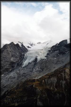 Faszinierender Blick vom Goldseesteig auf eine beeindruckende Gletscherzunge in der gegenüberliegenden Ortler-Region