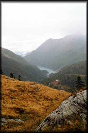 Von der Zufallhütte bietet sich ein netter Blick zum Zufrittsee, an dem es wenig später in rasanter Fahrt vorbei bis Latsch ins Tal geht