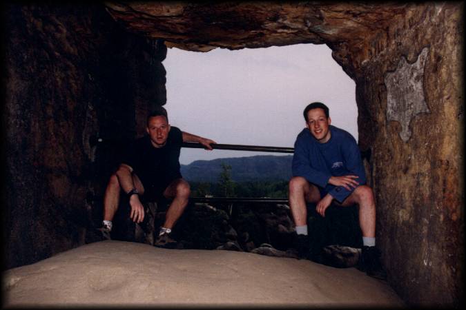 In diese kleine Höhle, die nur schwer zu erreichen ist, schleppten wir die Kamera inkl. Stativ :-)