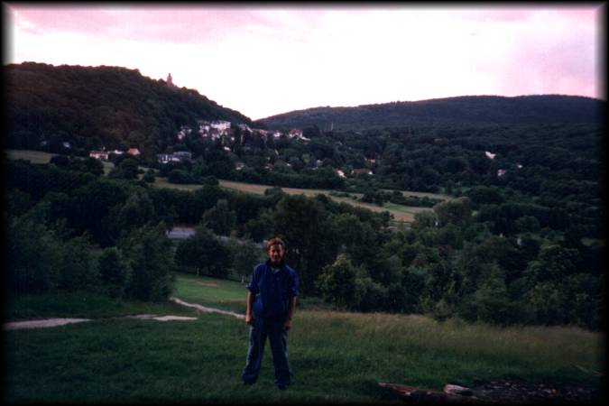 Ich oberhalb des Opelzoos - im Hintergrund die Falkensteiner Burg mit toller Abendstimmung
