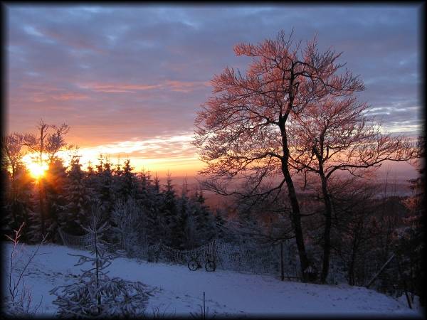 Geniale Abendstimmung bei klirrender Kälte am Feldberg-Rundweg: Doch diese Aussicht gibt's eben daheim in der warmen Stube nicht :-)