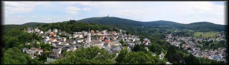 Wendepunkt einer langen Tour bis in den Hintertaunus: Schöner Blick von der Burgruine Oberreifenberg zum Feldberg