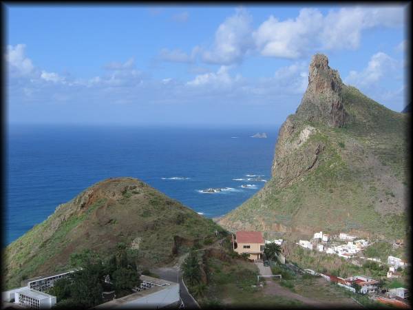 Der steil aufragende Roque de las Animas bei Taganana