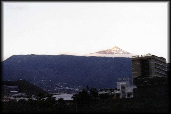 Morgens um kurz vor 08:00 am Busbahnhof von Puerto de la Cruz konnte man noch einen wolkenfreien Blick zum Teide-Gipfel genießen
