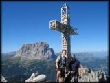 Andi und ich an der Großen Cirspitze mit dem Langkofel im Hintergrund